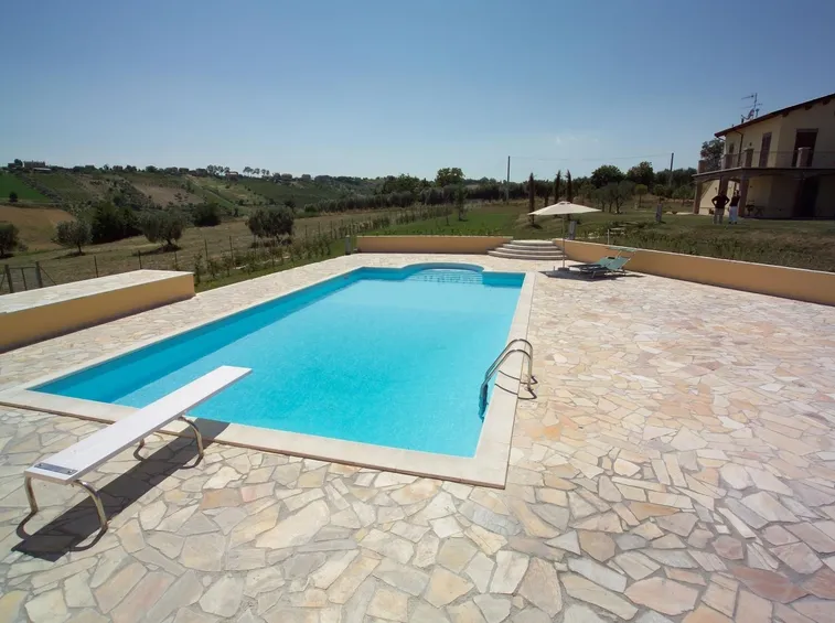 Piscina stile classicheggiante