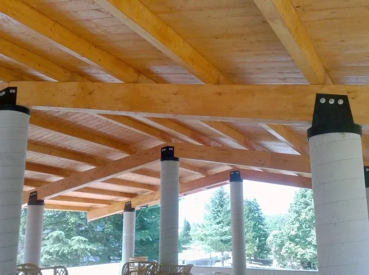 Un esempio di tettoia in legno lamellare