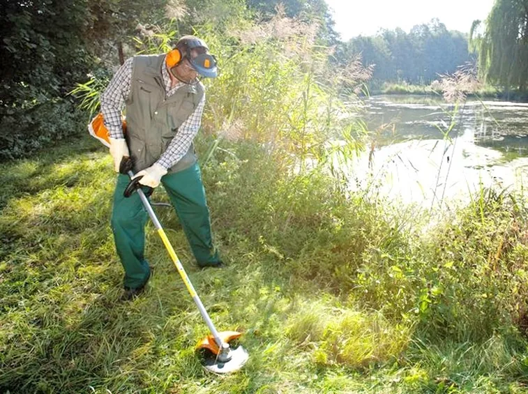 Impiego del decespugliatore Stihl su uno splendido paesaggio.