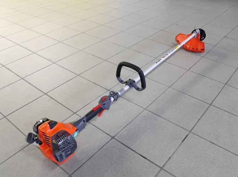 Il decespugliatore BC 240 D con accessori