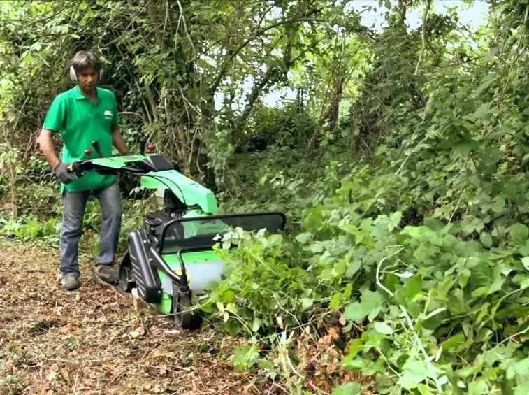 Trinciaerba a coltelli al lavoro