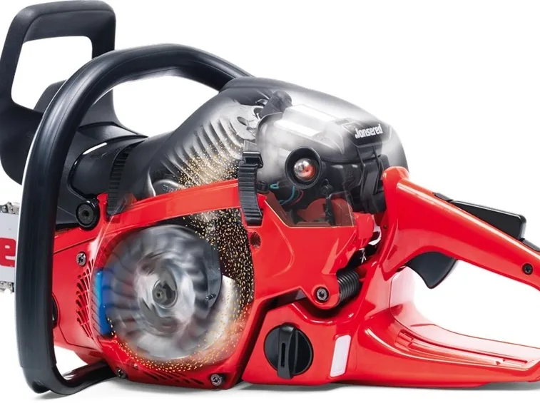 Veduta del motore di una motosega Jonsered