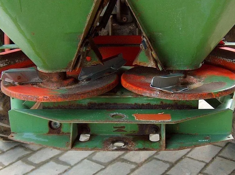 macchina agricola per spargere il concime