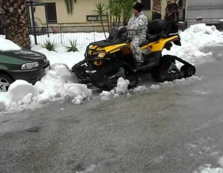 Quad spazzaneve cingolato