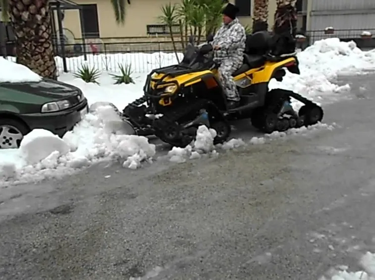 Quad spazzaneve cingolato