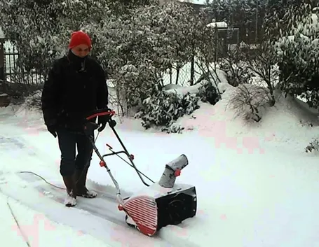 Vantaggi e campi d'impiego dello spazzaneve a batteria