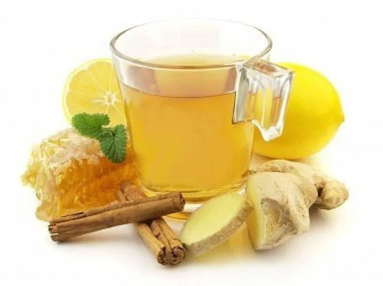 Il decotto di zenzero in tazza, con limone e miele