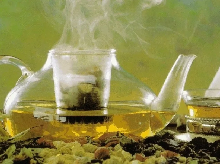 Tisana di salvia e limone digestiva e sgonfiante