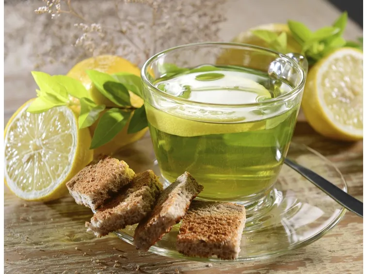 Una tazza di ottima tisana preparata dai monaci buddisti