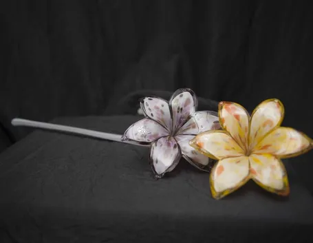 Fiori di vetro a sei petali di colore giallo e rosa