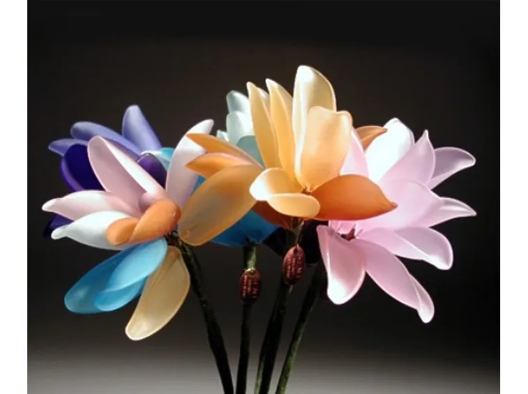 Fiori di vetro realizzati in differenti colori