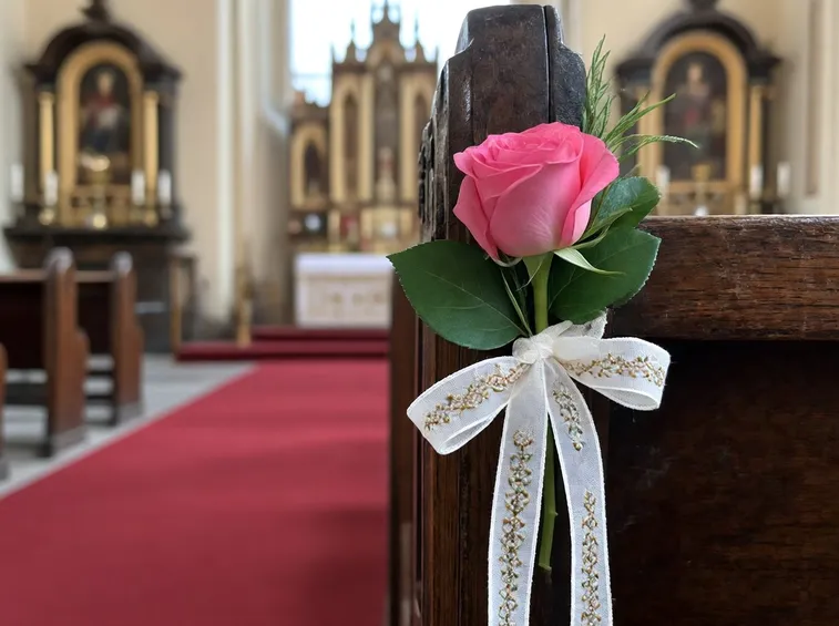 Addobbi floreali in chiesa