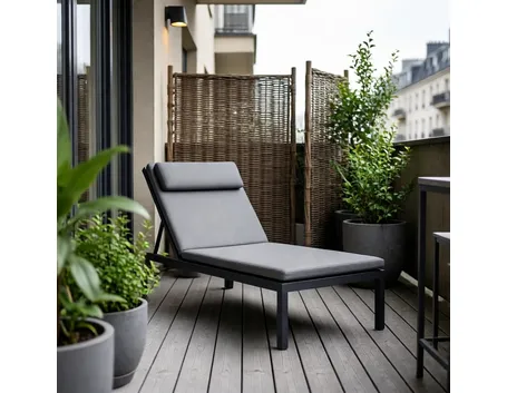 Piccolo terrazzo con sedia sdraio   Fonte foto ( http://www.housetohome.co.uk )