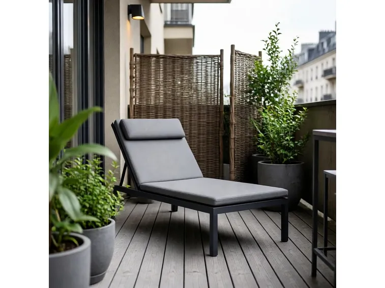 Piccolo terrazzo con sedia sdraio Fonte foto ( http://www.housetohome.co.uk )