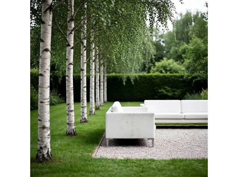 Giardino con alberi e divani. Fonte foto ( http://www.housetohome.co.uk )