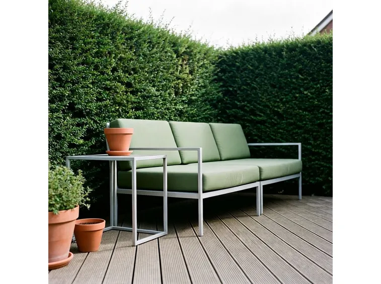Giardino semplice in legno e terracotta. Fonte foto http://www.housetohome.co.uk