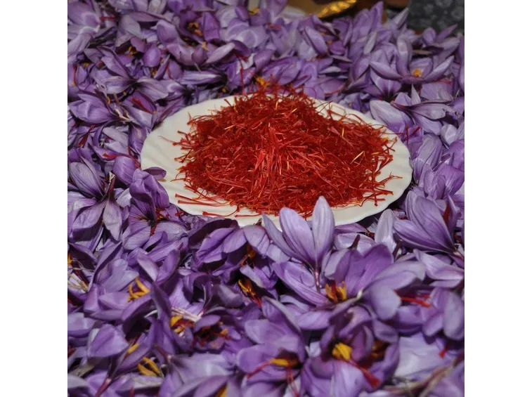 Fiore di zafferano e spezia per cucina