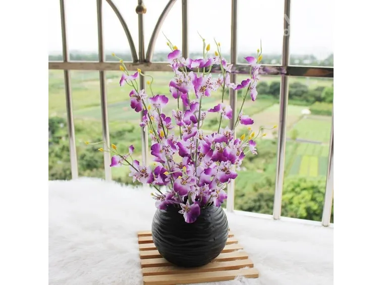 vaso con orchidee finte